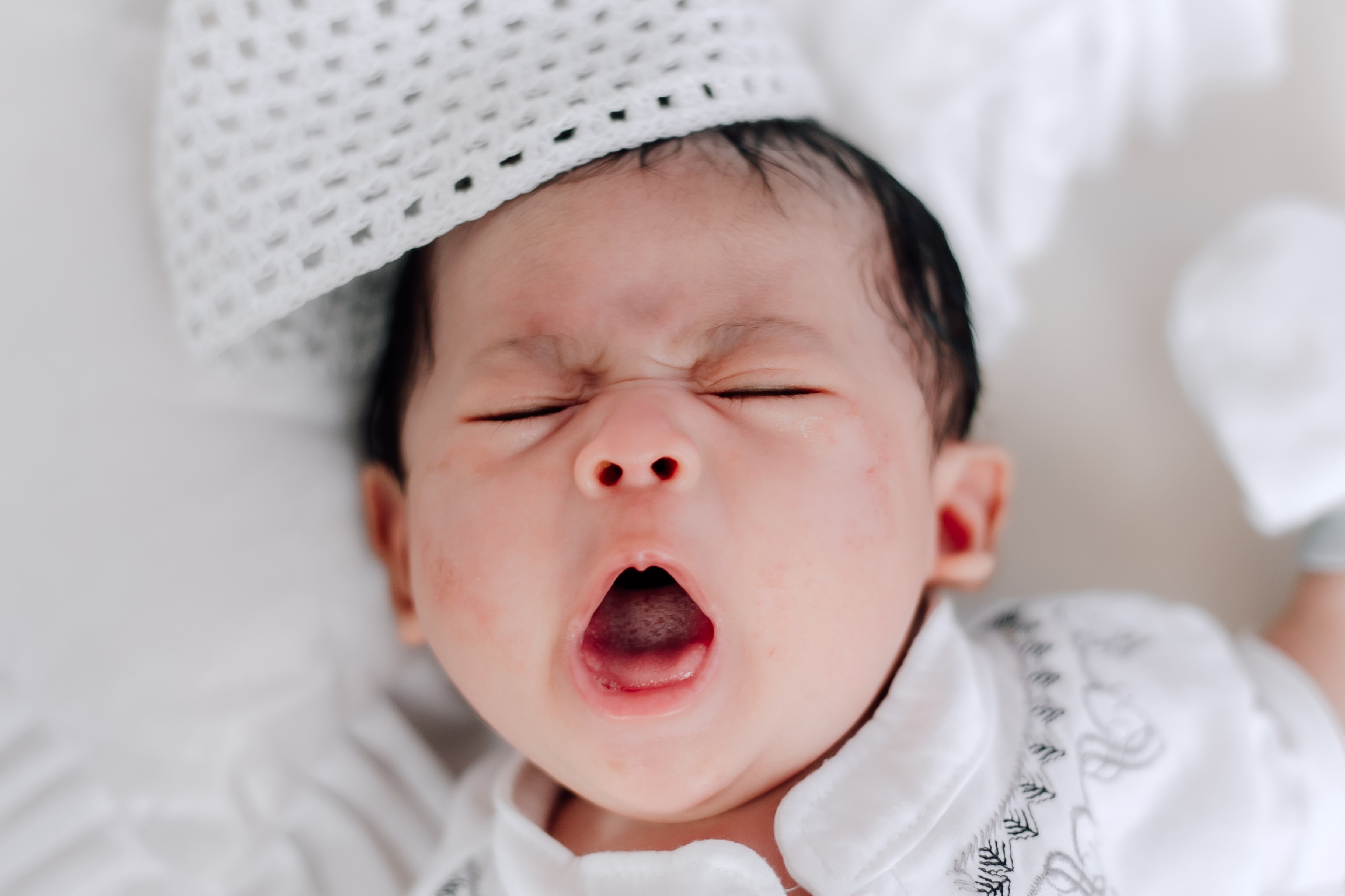 tanda bayi lapar, tanda bayi lelah, cara membedakan lapar atau lelah pada bayi, Bunda, si Kecil